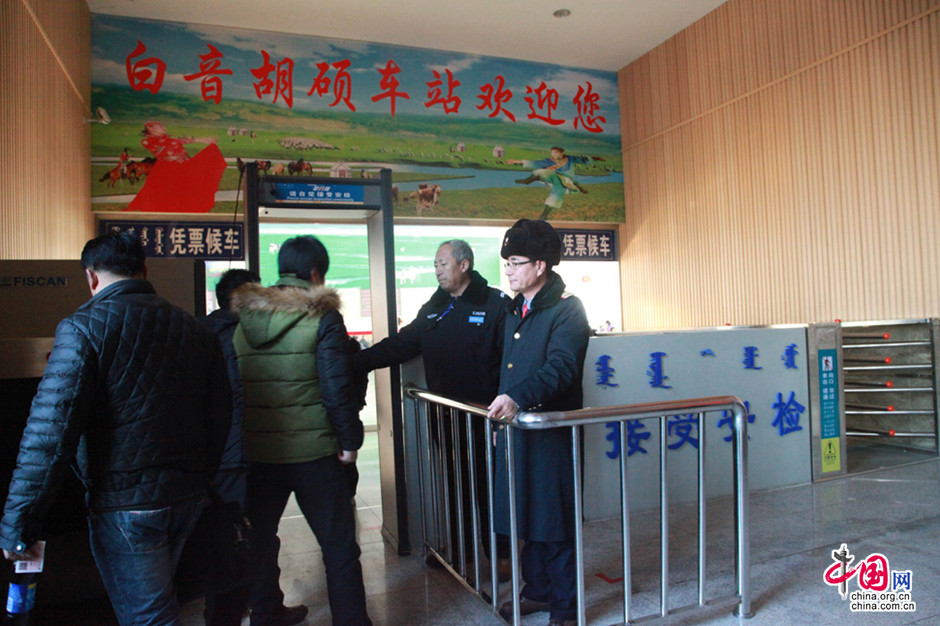 沈鐵白音胡碩站使用安檢門助力春運安全[圖]