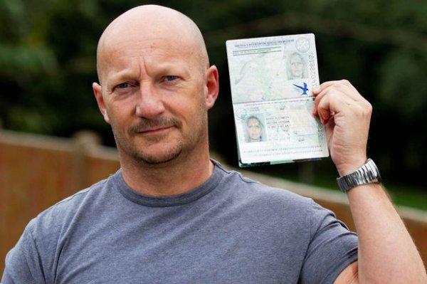 英國(guó)光頭男子拿錯(cuò)護(hù)照順利通過(guò)機(jī)場(chǎng)安檢門通道登機(jī)[圖]