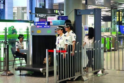 乘客須過安檢門 警方呼吁配合[圖]