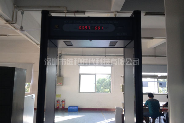 學校安檢門檢測方案：測溫安檢門配套手持金屬探測器保安全